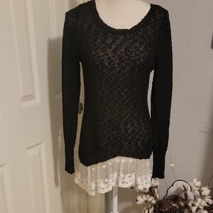 DAYTRIP TUNIC WITH LACE HEM.